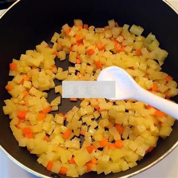 土豆胡萝卜香肠烘蛋的做法步骤3