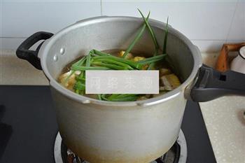 莲藕玉米排骨汤的做法步骤7