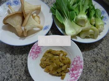 榨菜丝猪肚菇炒青菜的做法步骤1