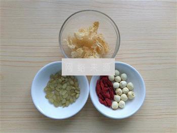 皂角米银耳莲子汤的做法步骤1