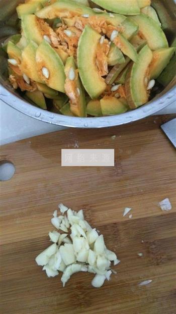 南瓜焖炒虾仁的做法步骤2