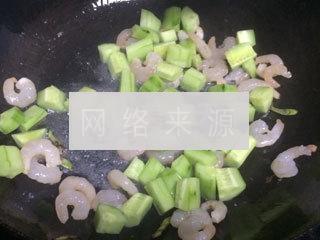 黄瓜炒虾仁的做法步骤4