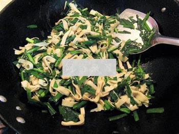 韭菜炒豆皮的做法步骤8