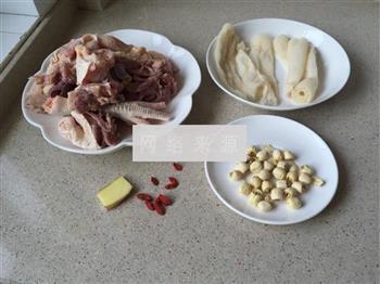 莲子竹荪土鸡汤的做法步骤1