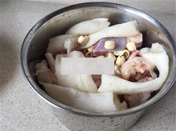 莲子竹荪土鸡汤的做法步骤6