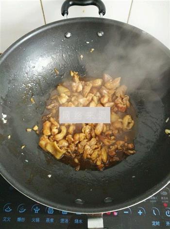 蘑菇炒鸡肉的做法步骤3
