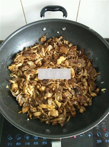 蘑菇炒鸡肉的做法步骤4