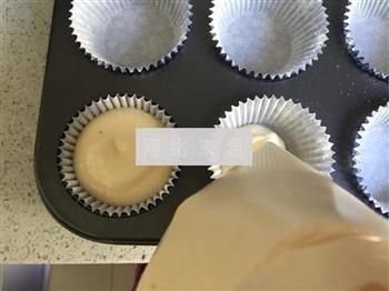奶油裱花纸杯蛋糕的做法图解10