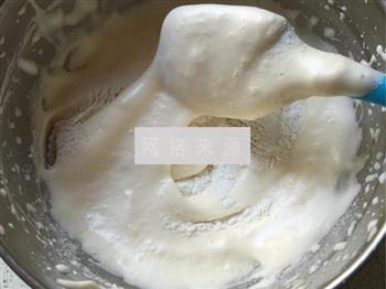 奶油裱花纸杯蛋糕的做法步骤6