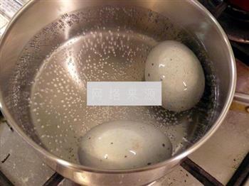 豆豉秋葵炒皮蛋的做法步骤1