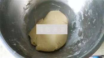 豆沙蛋黄月饼的做法步骤3