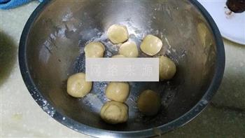豆沙蛋黄月饼的做法步骤7