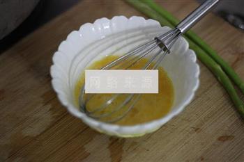 芦笋鸡蛋卷棒棒糖的做法步骤2