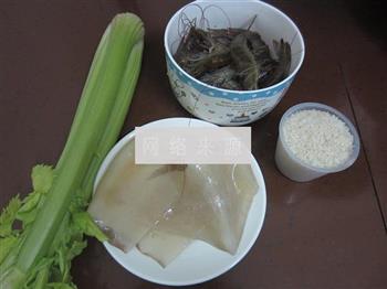 芹菜海鲜砂锅粥的做法步骤1