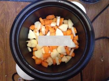 电饭煲焖土豆胡萝卜咸饭的做法图解3