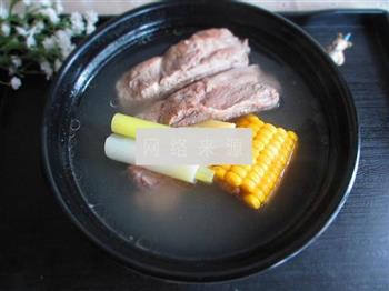 玉米排骨汤的做法图解7