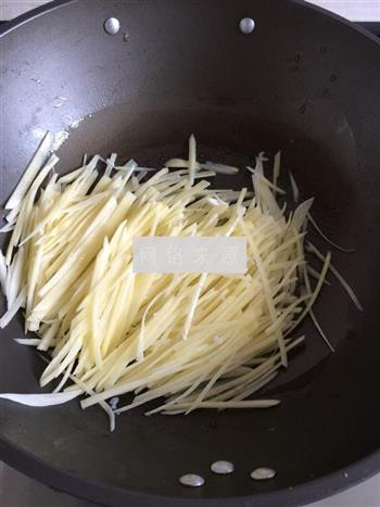 土豆炒肉丸的做法步骤1