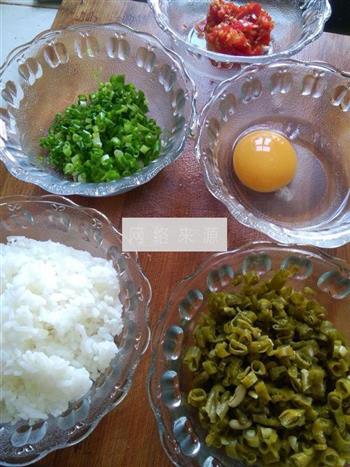 酸豆角蛋炒饭的做法步骤1