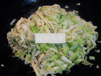 圆白菜炒豆皮的做法步骤7