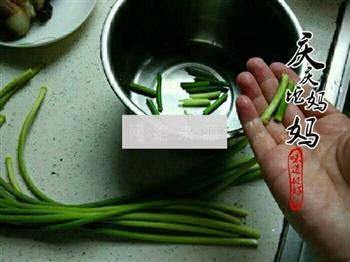 乡里腊肉炒蒜苔的做法步骤1