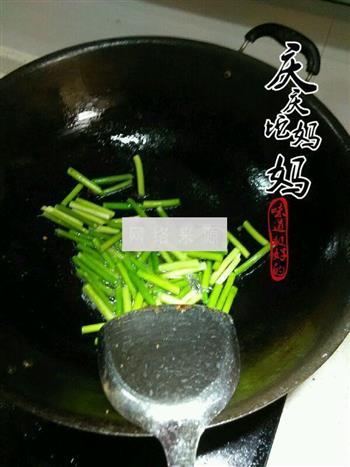 乡里腊肉炒蒜苔的做法步骤6