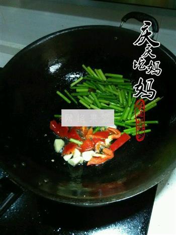 乡里腊肉炒蒜苔的做法步骤7