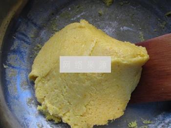 松仁玉米月饼的做法步骤7