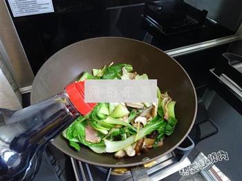 培根香菇油菜的做法步骤9
