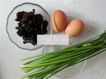 韭苔黑木耳炒鸡蛋的做法步骤1
