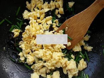 韭苔黑木耳炒鸡蛋的做法步骤7