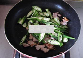 秋葵炒肉片的做法步骤6