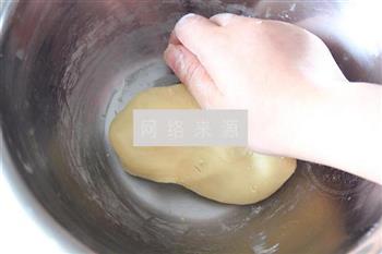 莲蓉蛋黄月饼的做法步骤4