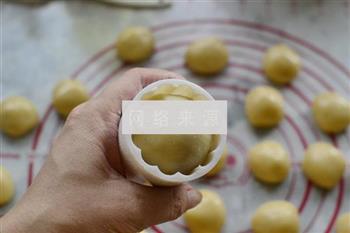 莲蓉蛋黄月饼的做法步骤14