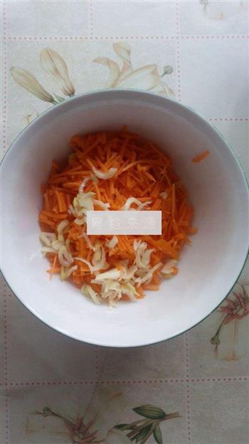胡萝卜鸡蛋饼的做法图解1