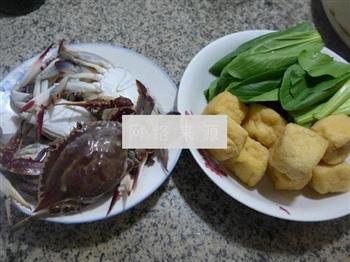 油豆腐青菜螃蟹汤的做法图解1