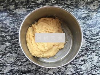 广式豆沙蛋黄月饼的做法步骤3
