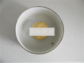 黑芝麻花生苏式月饼的做法步骤2