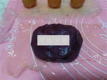 紫薯蛋黄桃山月饼的做法步骤10