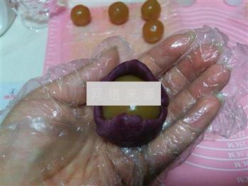 紫薯蛋黄桃山月饼的做法步骤14