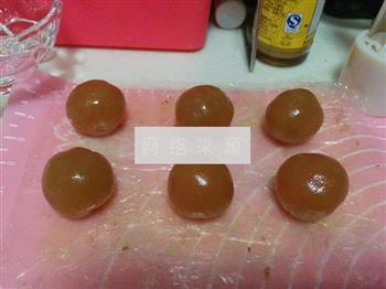 紫薯蛋黄桃山月饼的做法步骤8