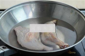 榛蘑鸡腿汤的做法步骤2