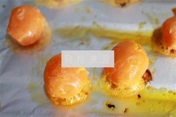 广式蛋黄月饼的做法步骤2
