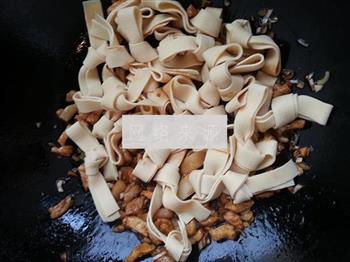 红椒炒豆腐皮结的做法步骤10