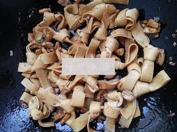红椒炒豆腐皮结的做法步骤11