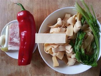 红椒炒豆腐皮结的做法步骤4