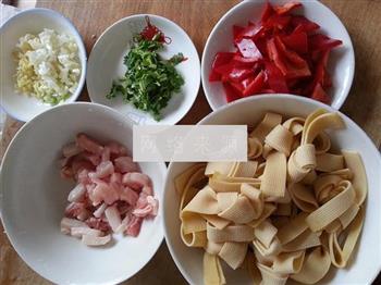 红椒炒豆腐皮结的做法步骤5