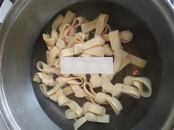 红椒炒豆腐皮结的做法步骤6