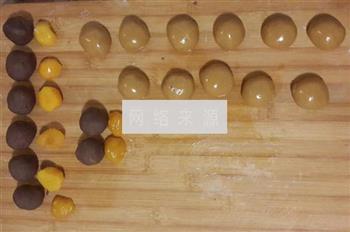 广式豆沙蛋黄月饼的做法图解3