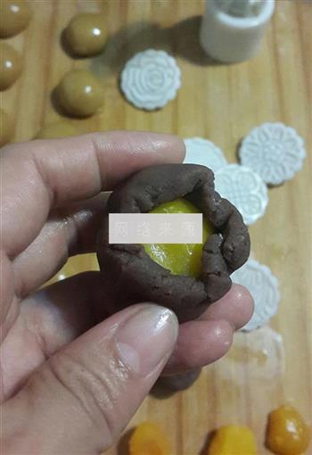 广式豆沙蛋黄月饼的做法图解4