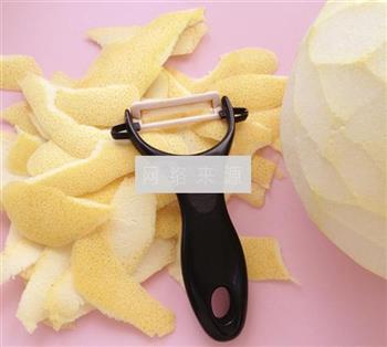 糖渍柚子皮的做法步骤2